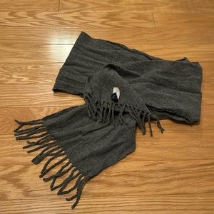 Gap 100% lambs wool gray scarf